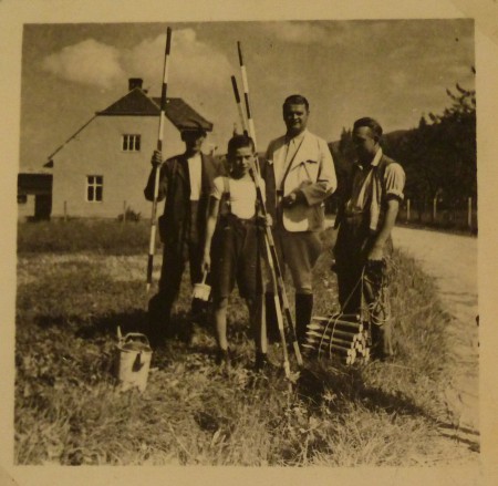 Scelování pozemků 30.léta 20. století - zleva: Franz Tögel, Hermann Fischer, zaměřovači: Ing. Billina, Hans Baier 